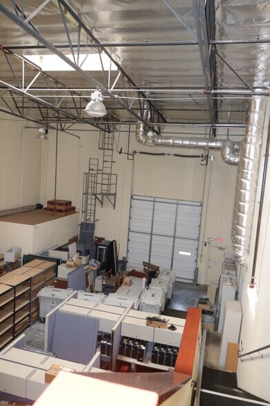 More Photos Of 2816 Columbia St, Torrance Light Distribution For Lease