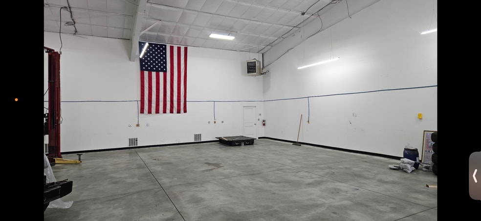 More Photos Of 110 E 4000 N, Hyde Park Auto Repair For Lease