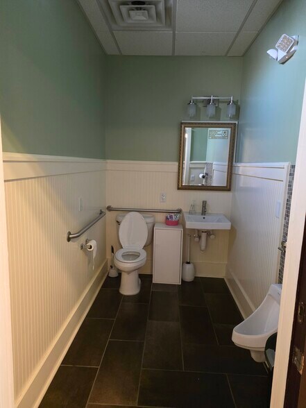 More Photos Of 5613 S 77 St, Omaha Storefront For Lease