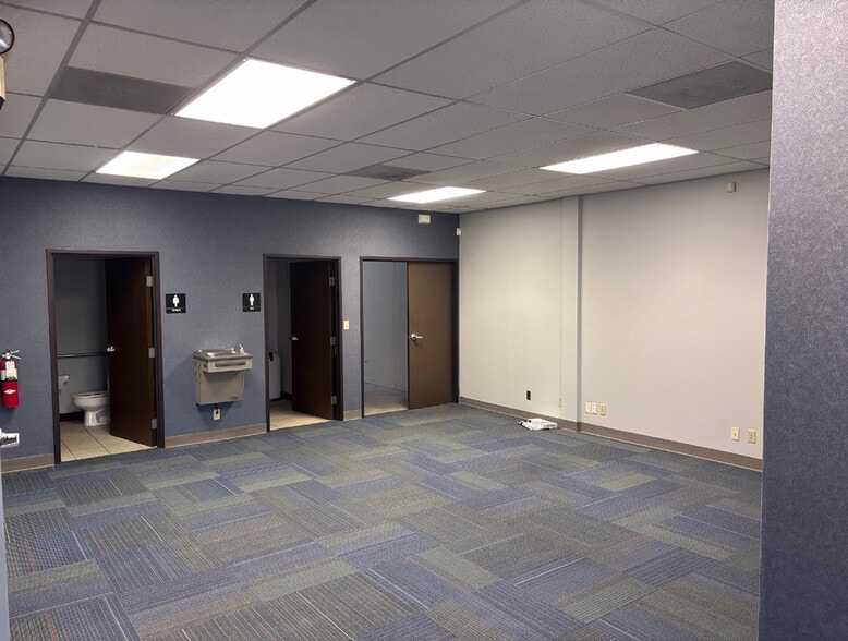 More Photos Of 15000-15042 W 106th St, Lenexa Flex For Lease