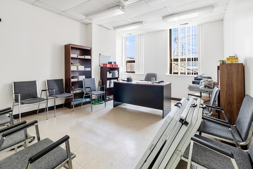More Photos Of 8270 Av Mountain Sights, Montréal Office For Sale