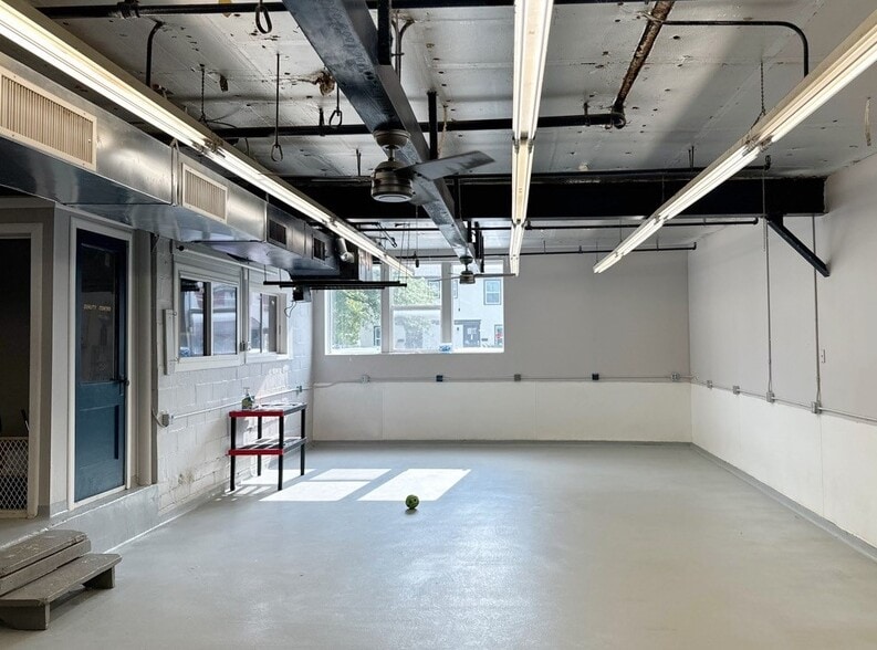 More Photos Of 7200 Wyandotte St, Kansas City Industrial For Sale