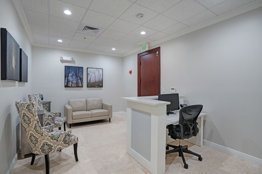 More Photos Of 2639 Fruitville Rd, Sarasota Office For Sale