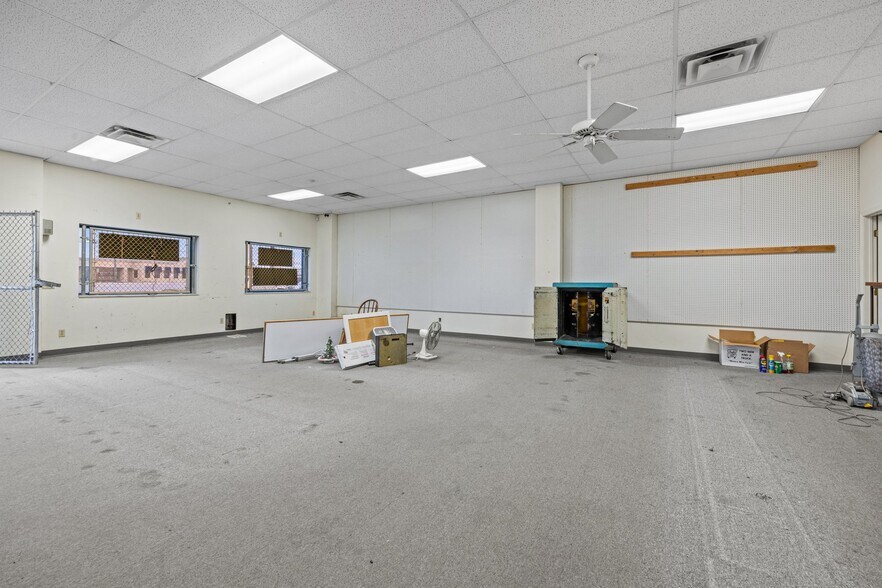 More Photos Of 2103 S Thompson St, Springdale Freestanding For Sale