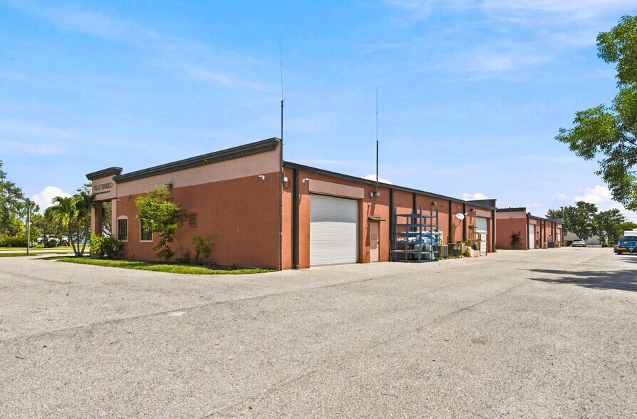 More Photos Of 6391 Corporate Park Cir, Fort Myers Research And Development For Sale