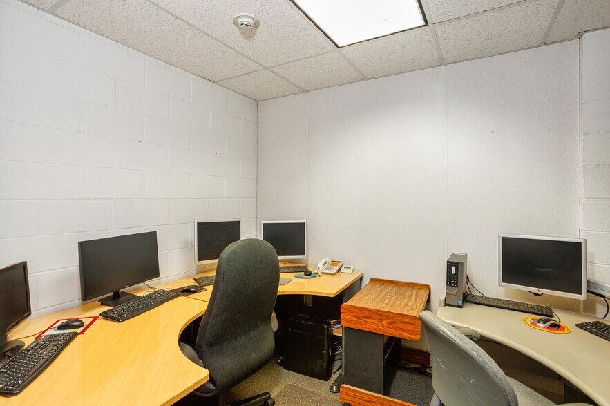 More Photos Of 835 SE 17th Ave, Portland Office For Sale