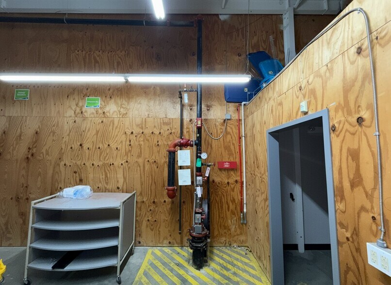 More Photos Of 1514 Sampson St, Westlake Freestanding For Sale