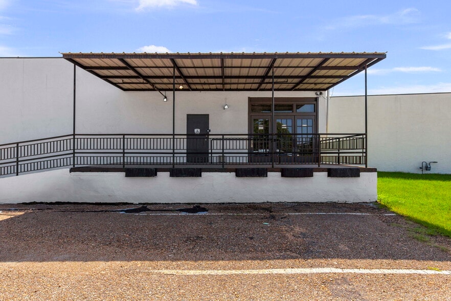 More Photos Of 110 E South St, Jackson Bar For Sale