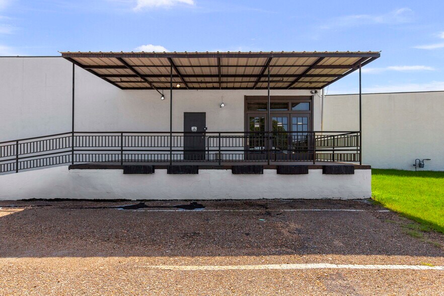 More Photos Of 110 E South St, Jackson Bar For Sale