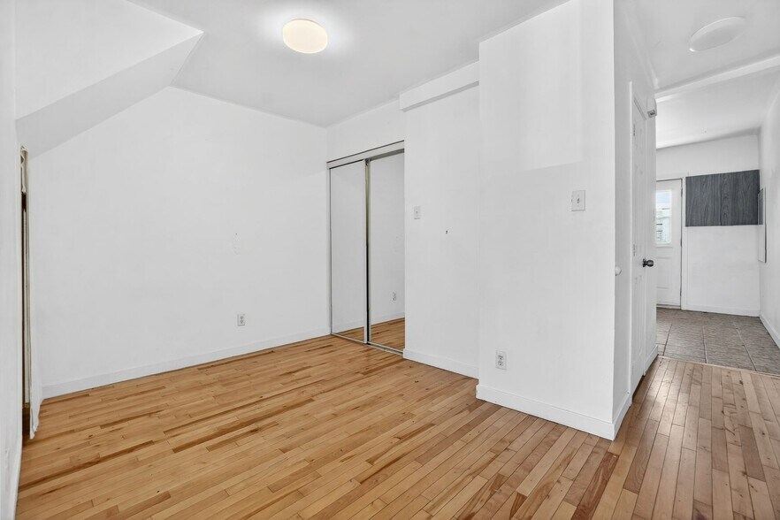 More Photos Of 2278-2296 Av Bourbonnière, Montréal Apartments For Sale