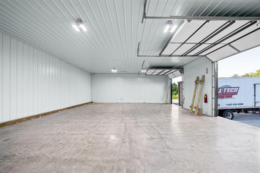 More Photos Of 1040 Smokestack Dr, Clarksville Warehouse For Lease