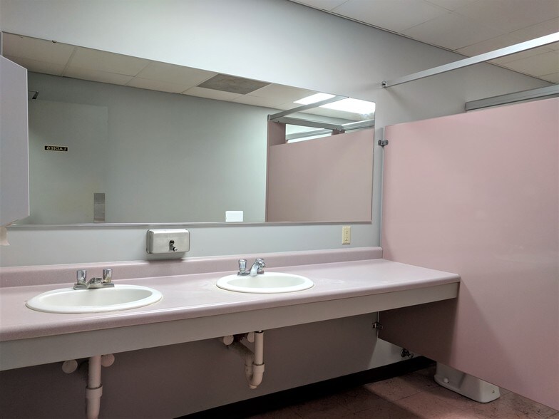 More Photos Of 901 W Main St, El Paso Office For Sale