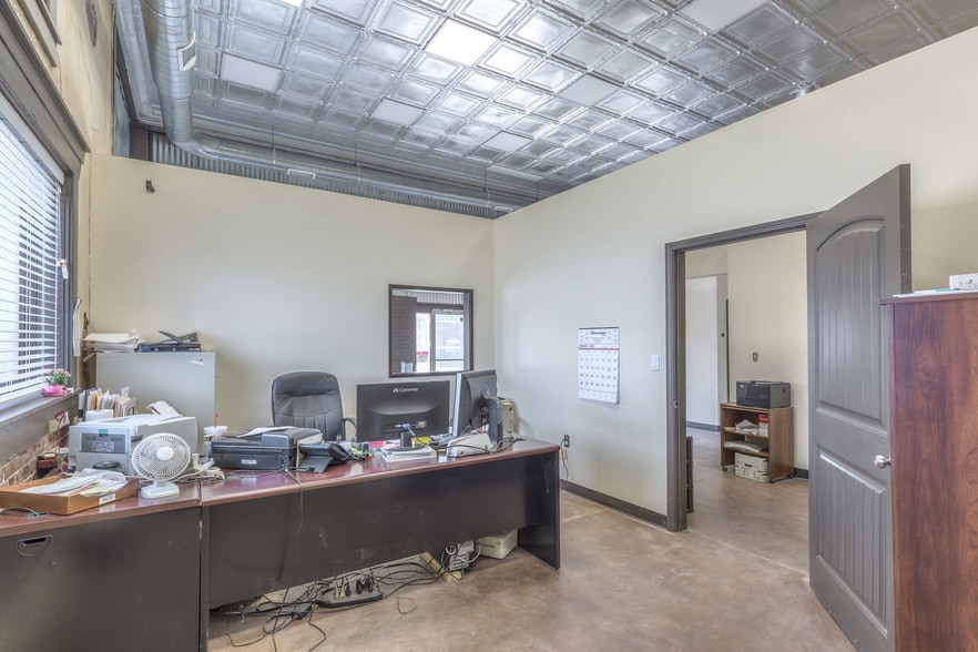 More Photos Of 204 S Broadway, Coweta Office For Sale
