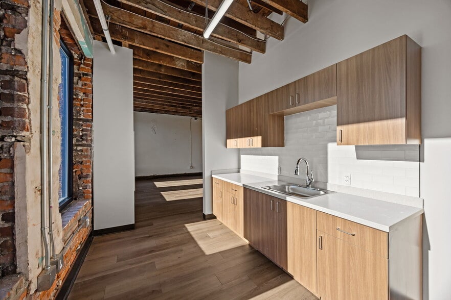 More Photos Of 207 S Garnett St, Henderson Flex For Lease