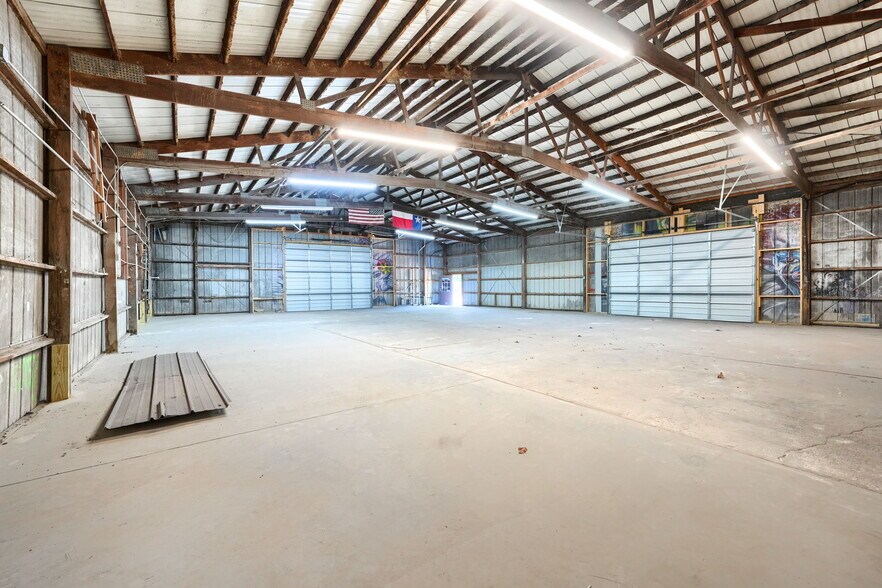 More Photos Of 6812 Avenue K, Plano Flex For Lease