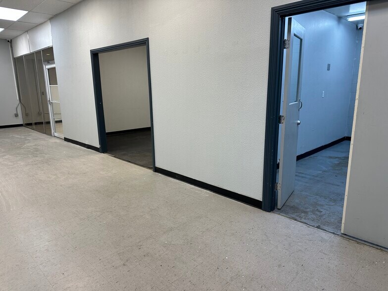 More Photos Of 9525 Owensmouth Ave, Chatsworth Research And Development For Lease