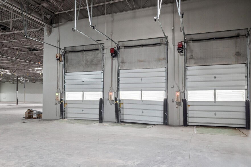 More Photos Of 662-868 E Big Beaver Rd, Troy Storefront For Lease