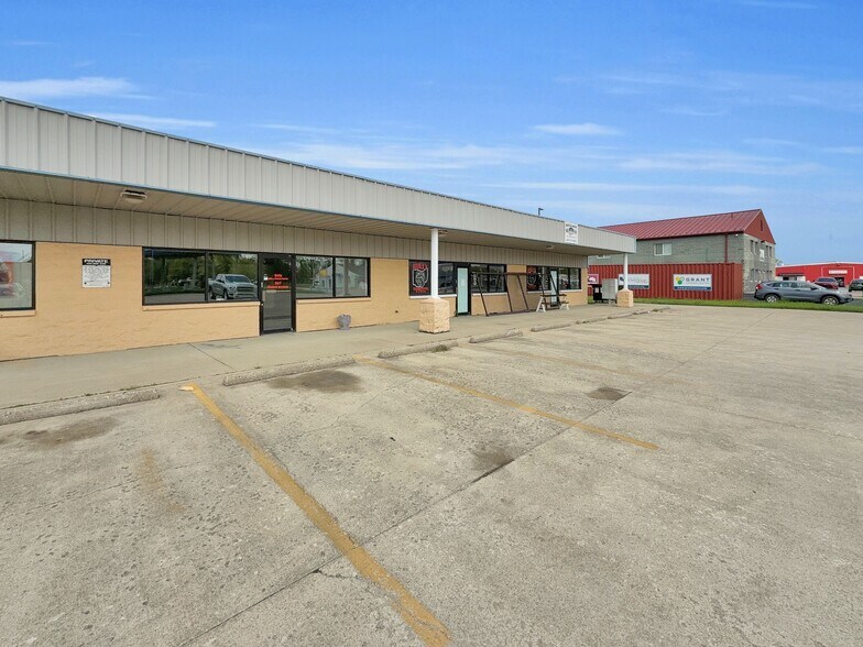 More Photos Of 101-117 32 Pky, Williamsburg Storefront For Lease