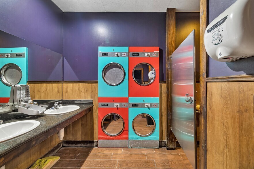 More Photos Of 4218 Washington Ave, Houston Bar For Sale
