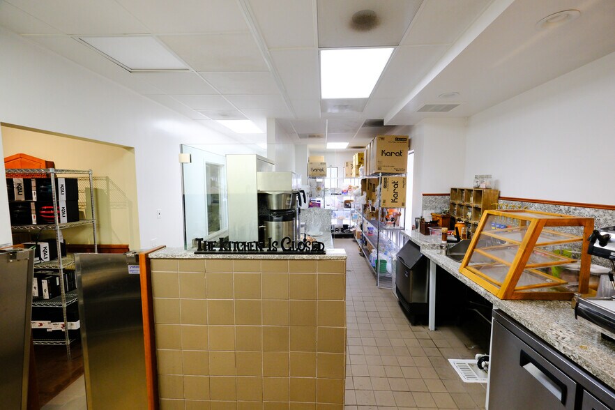 More Photos Of 215 E Thousand Oaks Blvd, Thousand Oaks Bank For Lease