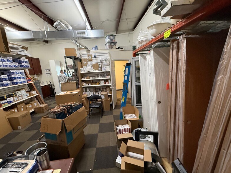 More Photos Of 1601 Spring Dr, Opelika Showroom For Lease