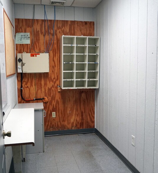 More Photos Of 150 Ayers Blvd, Belpre Light Distribution For Lease