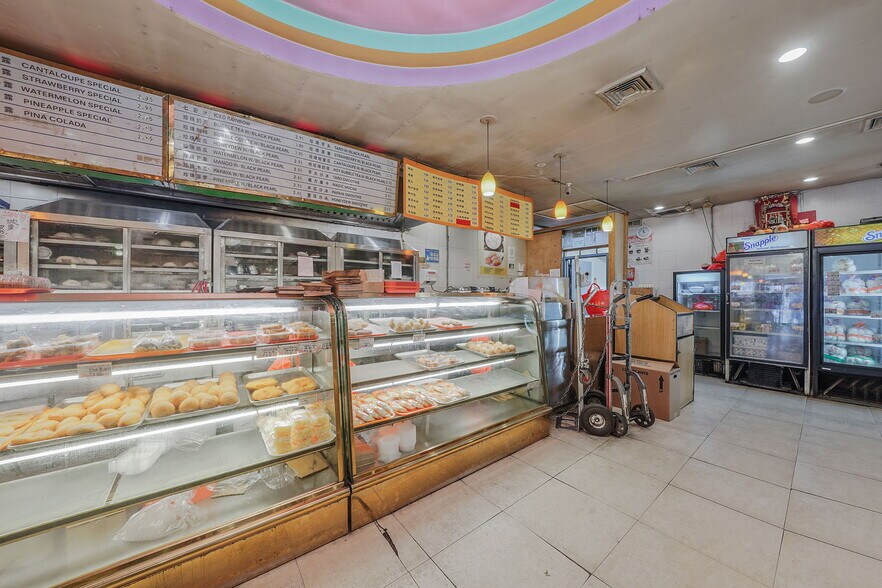More Photos Of 280 Grand St, New York Storefront Retail Office For Lease