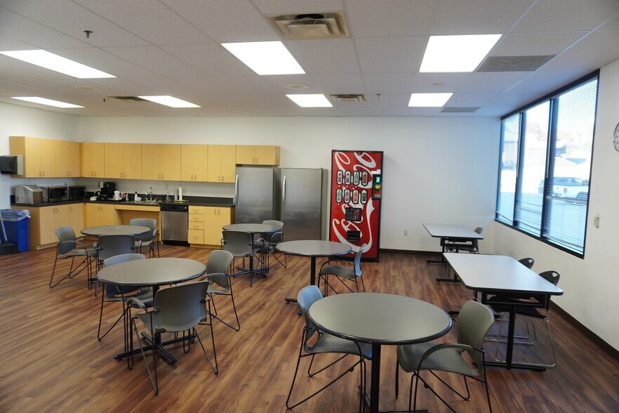 More Photos Of 6001 Summerside Dr, Dallas Office For Sale