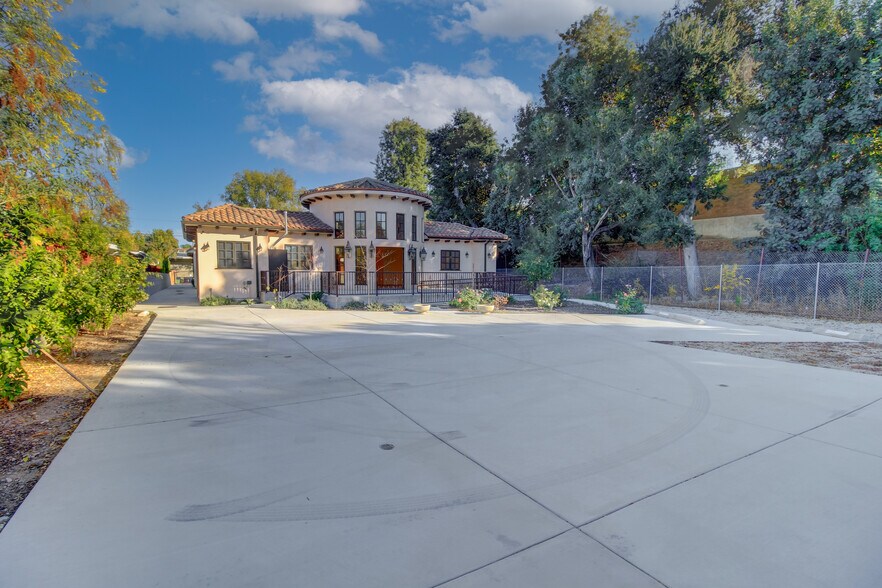 More Photos Of 5647 Beckford Ave, Tarzana Rehabilitation Center For Lease