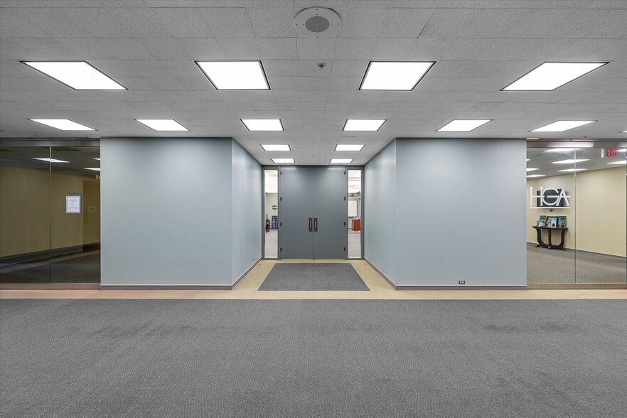 More Photos Of 400 Texas St, Shreveport Office For Sale