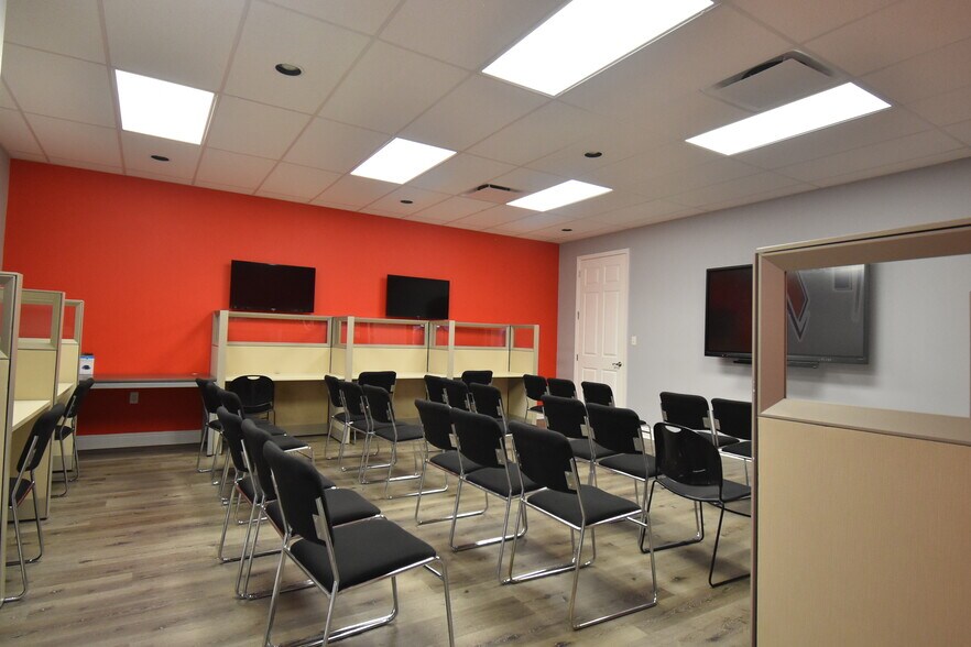 More Photos Of 1377 Providence Rd, Brandon Medical For Lease