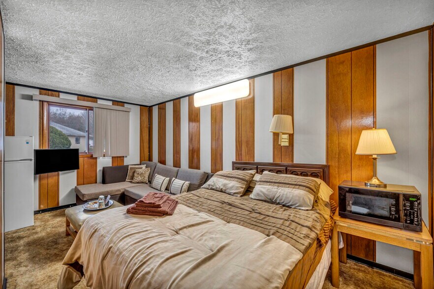 More Photos Of 44077 Oberlin Elyria Rd, Oberlin Hotel For Sale