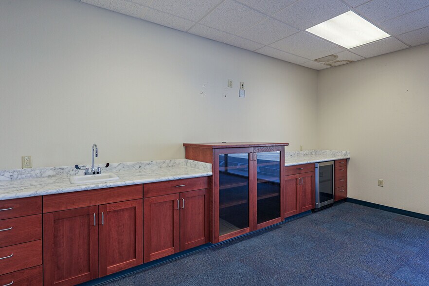 More Photos Of 971 E Broadway Ave, Atwater Office For Lease