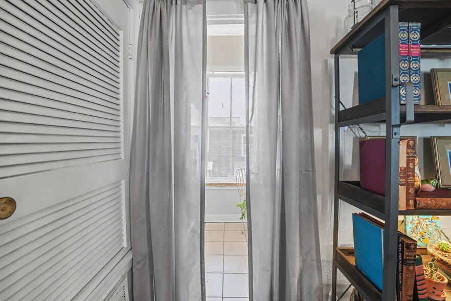 More Photos Of 2312 Abercorn St, Savannah Storefront Retail Residential For Sale