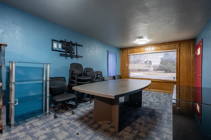 More Photos Of 3501 N Rockwell Ave, Bethany Office For Sale