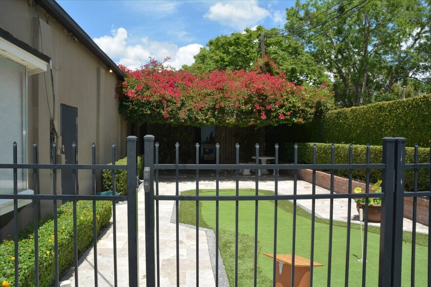 More Photos Of 4205 Edgewater Dr, Orlando Office For Sale