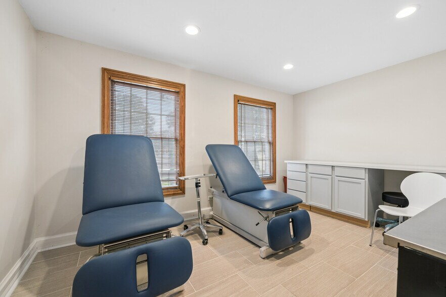 More Photos Of 4215 Kirchoff Rd, Rolling Meadows Office For Sale