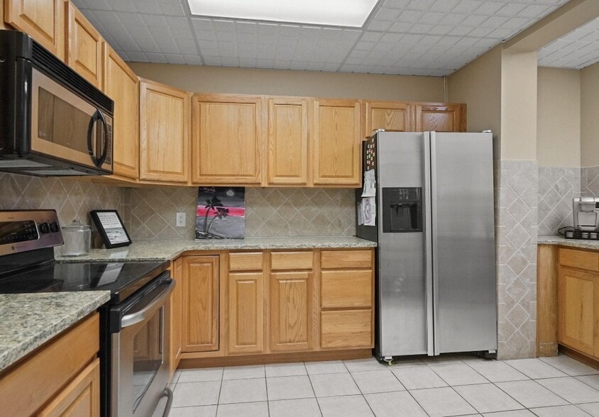 More Photos Of 33604 Grand River Ave, Farmington Office For Sale