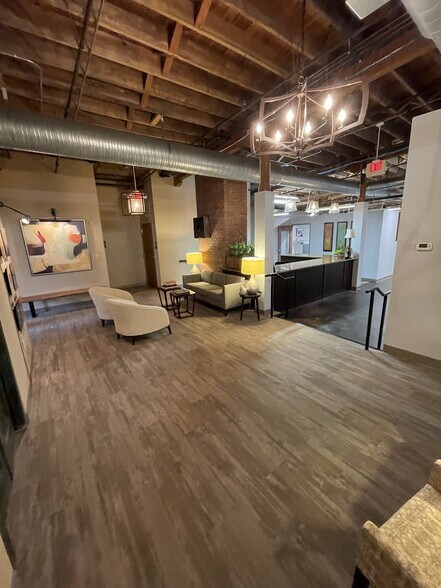 More Photos Of 415 W Washington St, Greenville Freestanding For Lease