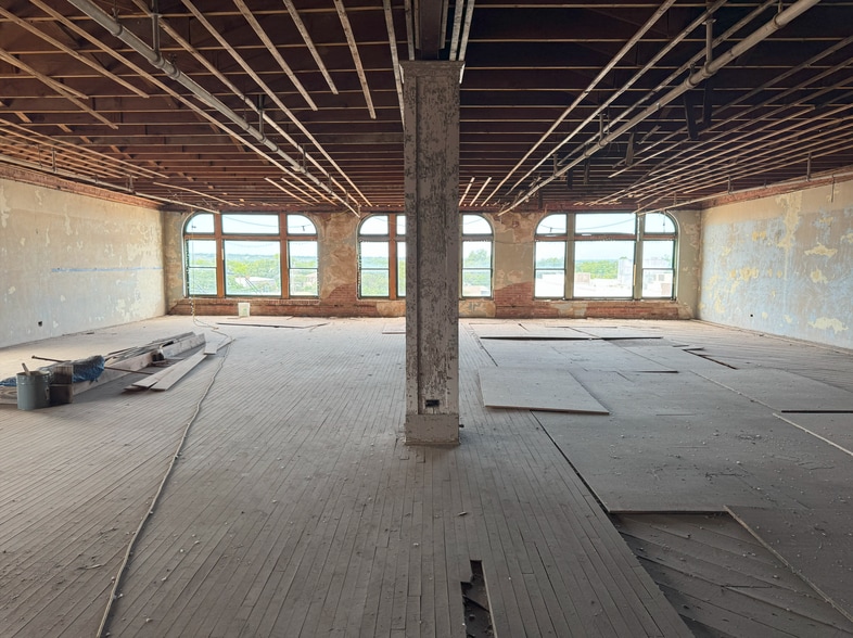 More Photos Of 516 Center Ave, Brownwood Storefront For Sale