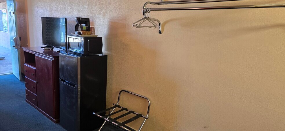 More Photos Of 16352 Sierra Hwy, Mojave Hotel For Sale