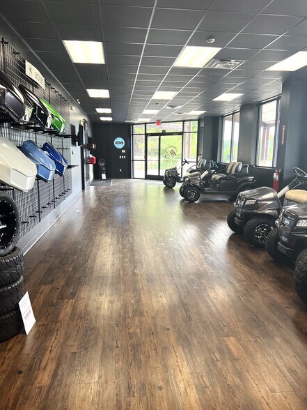 More Photos Of 426 E Prince Rd, Hendersonville Flex For Lease