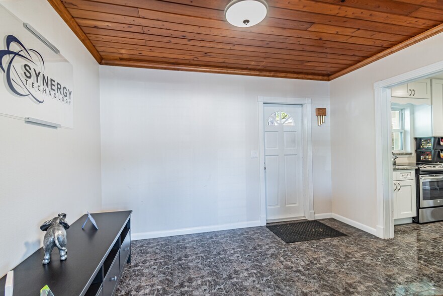 More Photos Of 110 Crenshaw Lake Rd, Lutz Office For Lease