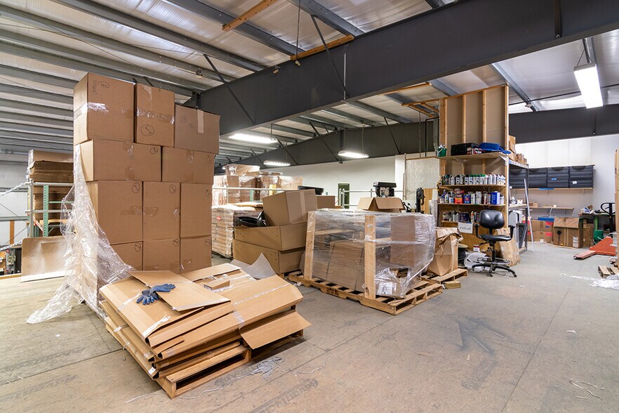More Photos Of 376 Dry Bridge Rd, North Kingstown Warehouse For Sale