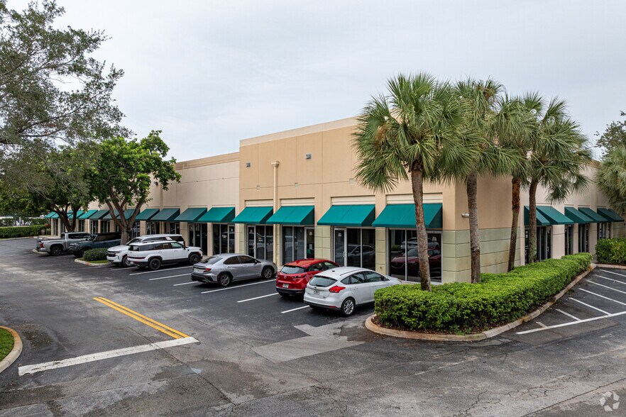 More Photos Of 2900 Glades Cir, Weston Unknown For Lease