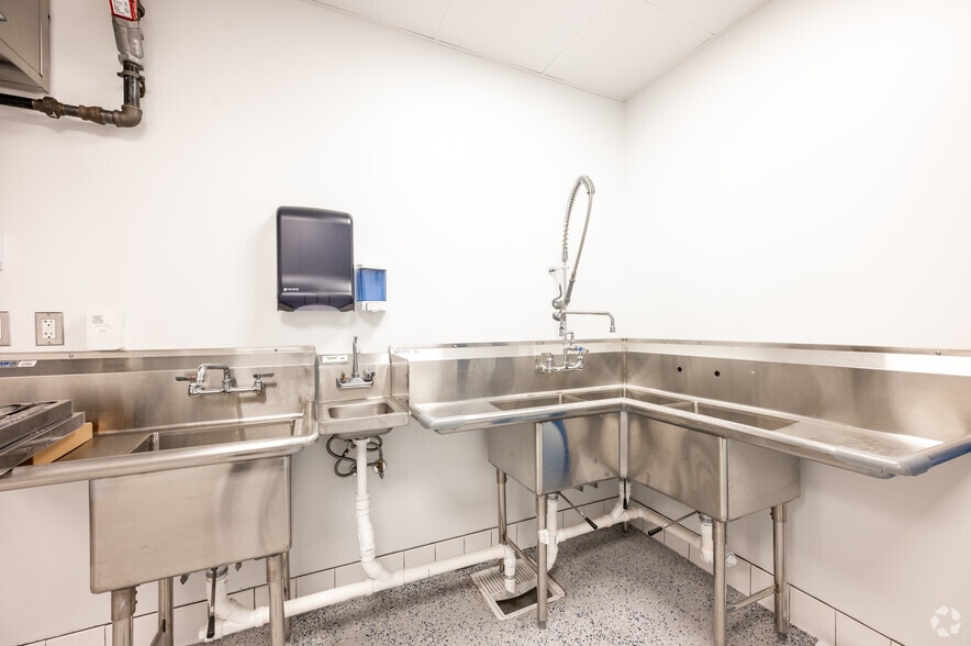 More Photos Of 1021 N Pennsylvania St, Indianapolis Freestanding For Lease