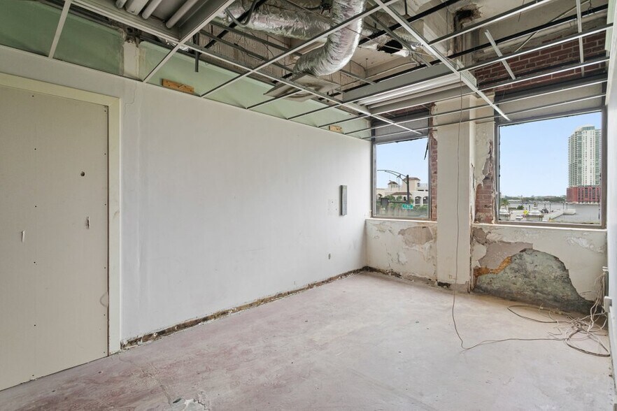 More Photos Of 327-345 E Bay St, Jacksonville Office For Lease