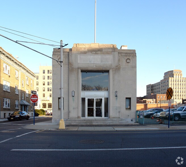 More Photos Of 242 State St, Hackensack Freestanding For Lease