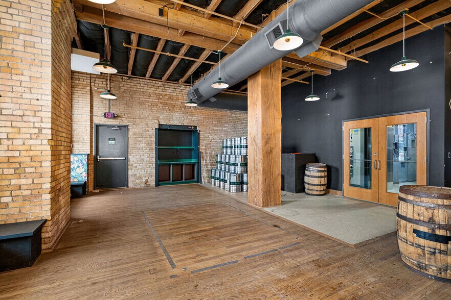 More Photos Of 325 S Lake Ave, Duluth Hotel For Lease