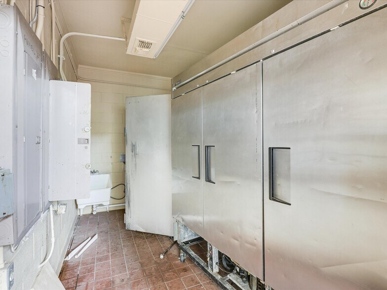 More Photos Of 1201 E Long Ave, Fort Worth General Retail For Sale